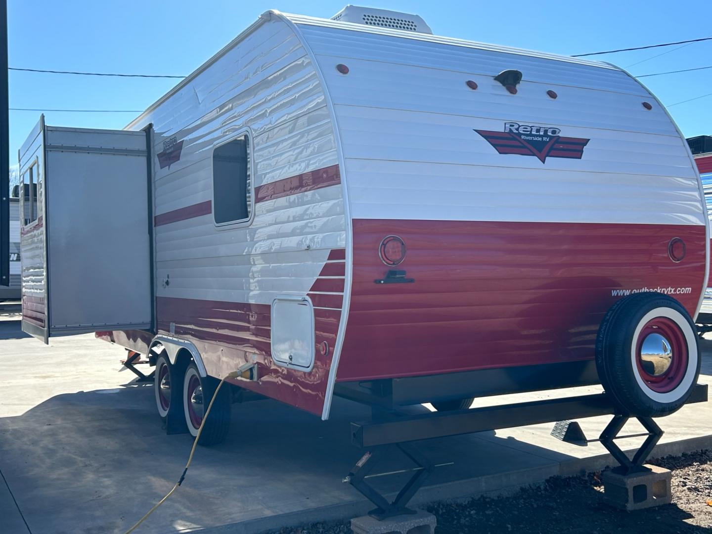 2020 RED /TAN Riverside RV RETRO 199FKS (59CCC3420LL) , located at 17760 Hwy 62, Morris, OK, 74445, 35.609104, -95.877060 - Photo#3